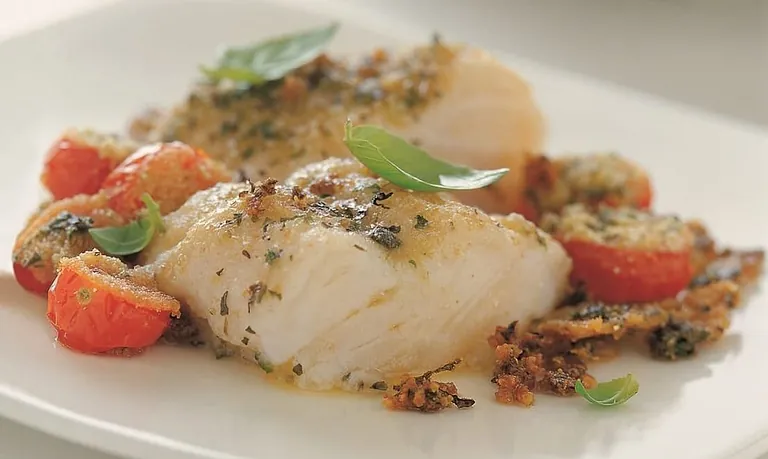 Tallerken med hvit fisk og tomater